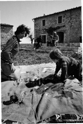 Anne Marie Sauzeau , Matteo Boetti , Alighiero Boetti , Agata Boetti e Salman davanti alle Mappe, Todi, 1975 Foto Gianfranco Gorgoni