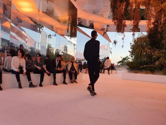 La sfilata di Yves Saint Laurent nell'installazione di Doug Aitken