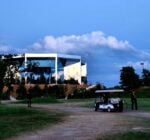 La sfilata di Yves Saint Laurent nell'installazione di Doug Aitken