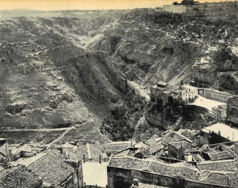 Riccardo Musatti, “Viaggio ai Sassi di Matera”, Comunità IV, n. 9, 1950. Courtesy: Fondazione Adriano. Photo: Marjory Collins