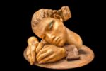 Alessio Deli, Donna della Preghiera, 2016, resina, polvere di marmo, ferro, 26 x 43 x 39 cm