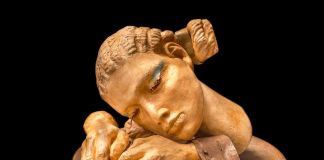 Alessio Deli, Donna della Preghiera, 2016, resina, polvere di marmo, ferro, 26 x 43 x 39 cm