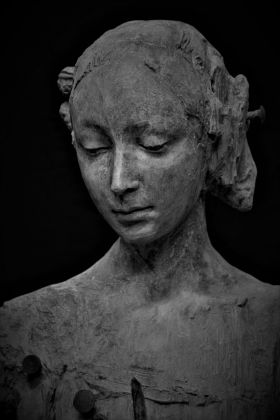 Alessio Deli, Figura Femminile, 2019 (particolare), resina patinata a bronzo, 58 x 48 x 24 cm