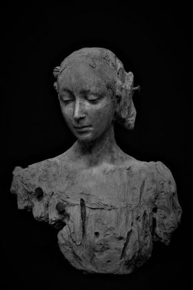 Alessio Deli, Figura Femminile, 2019, resina patinata a bronzo, 58 x 48 x 24 cm