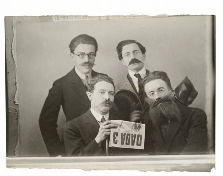 André Breton, René Hilsum, Louis Aragon, Paul Eluard con DADA #3, gennaio 1919 © Paris, Bibliothèque littéraire Jacques Doucet. Cliché Suzanne Nagy