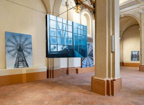 Andrea Chiesi, Natura Vincit, installation view at Sale di Cultura del San Paolo, Modena 2021. Photo © Rolando Paolo Guerzoni
