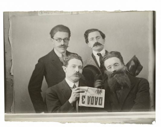 André Breton, René Hilsum, Louis Aragon, Paul Eluard con DADA #3, gennaio 1919 © Paris, Bibliothèque littéraire Jacques Doucet. Cliché Suzanne Nagy