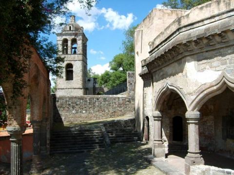 Cappella e campanile dell'ex convento di San Francesco d'Assisi,Tlaxcala @David S. Aguirre Palestina