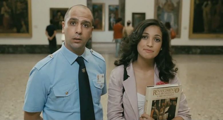 Checco (Checco Zalone) e Farah (Nabiha Akkari) in una scena del film Che bella giornata, 2011