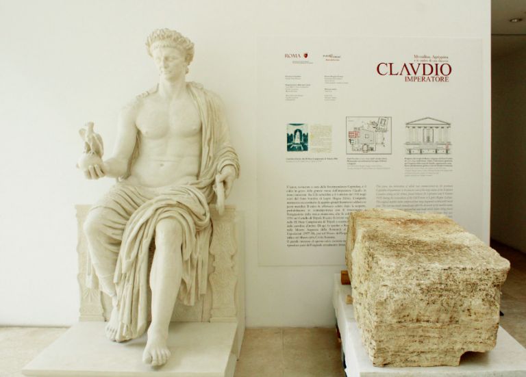 Cippo pomeriale Claudiano, esposizione al Museo dell'Ara Pacis