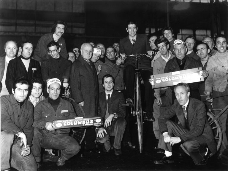 Columbus, Felice Gimondi in azienda con Angelo Luigi Colombo e un giovane Antonio Colombo