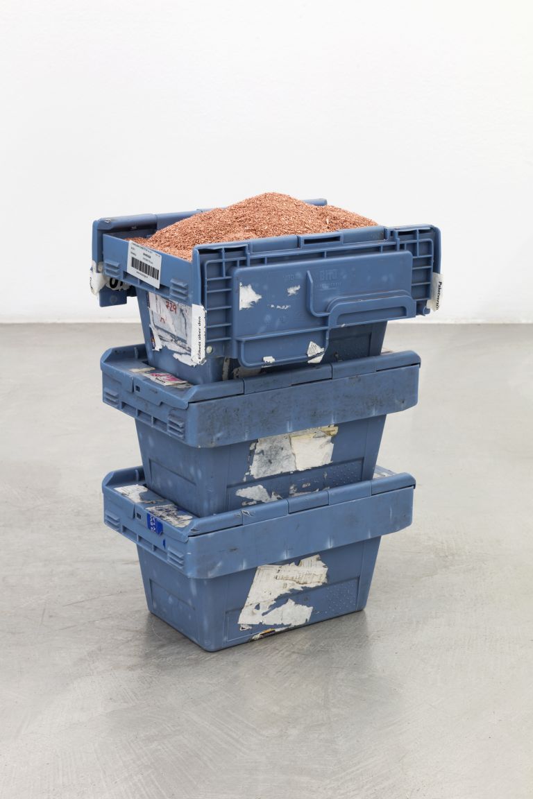 Daniel De Paula, Domination – flux, 2019. Installazione. Rame granulato, contenitori in plastica, 17x31x22 cm