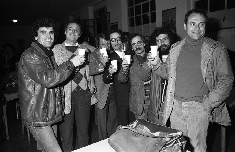 Foto di gruppo sul set di "Morto Troisi, viva Troisi!" (1982) di Massimo Troisi. Photo Luciano Rasero - Archivio GRM