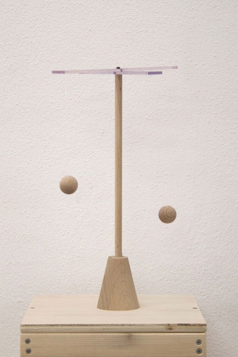 Giulia Fumagalli, Cerchi di cielo, Rea, 2019, legno, plexiglas e filo