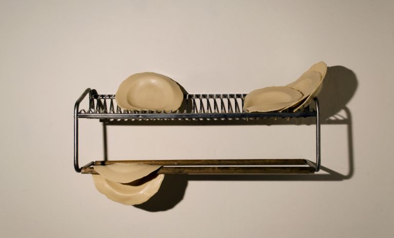 Iacopo Pinelli, Corpi defunzionali (piatti), 2019, gomma, ferro e legno, 80x40x25cm, courtesy l’artista