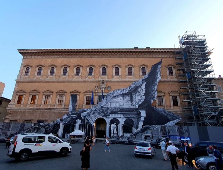 JRPalazzoFarnese1 2 Grande opera di JR a Roma sulla facciata di Palazzo Farnese