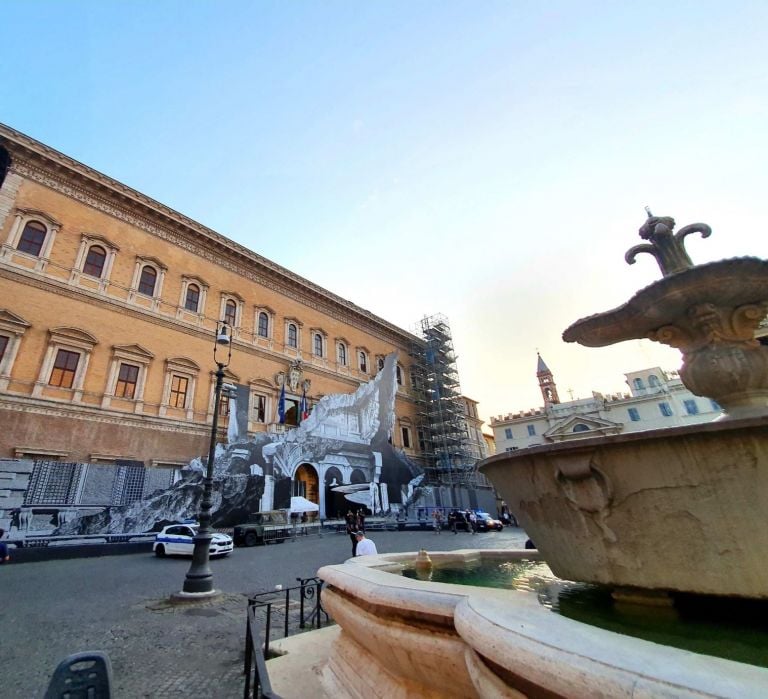 JRPalazzoFarnese5 1 Grande opera di JR a Roma sulla facciata di Palazzo Farnese
