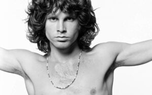 Il mito di Jim Morrison 50 anni dopo: 5 video per ricordarlo nell’anniversario della morte