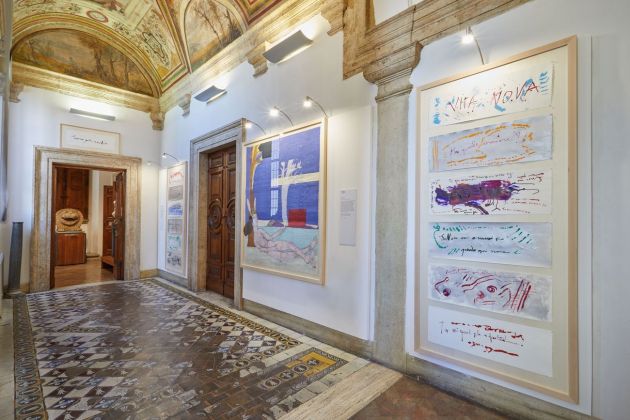 La Vita Nova. Patrizia Cavalli (in fondo) e Sabina Mirri. Exhibition view at Museo Barracco, Roma 2021. Photo Simon d'Exéa