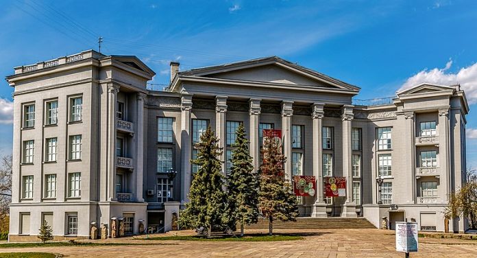 L'edificio della Scuola d'Arte di Kiev (dal 1944, Museo Nazionale di Storia dell'Ucraina), 1937 39, arch. Io.Yu. Karakis, ph Sergey UA Kiev, fonte Wikimedia