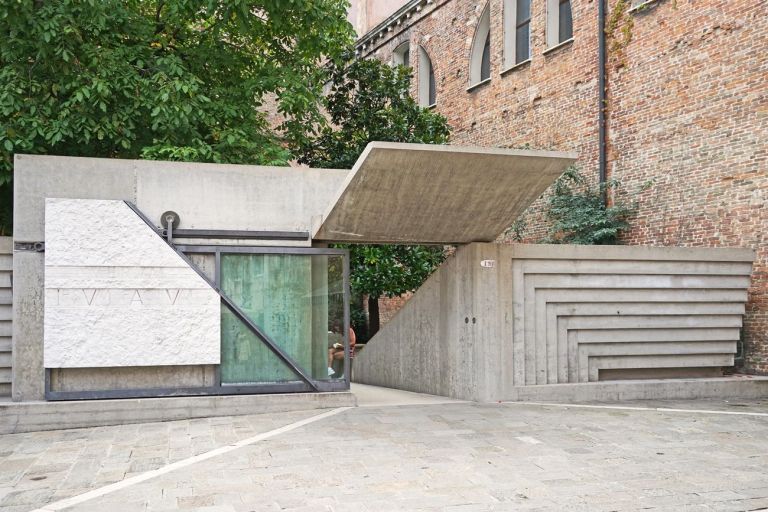 L'ingresso della sede Tolentini dello IUAV a Venezia, realizzata nel 1985 da Sergio Los su progetto di Carlo Scarpa