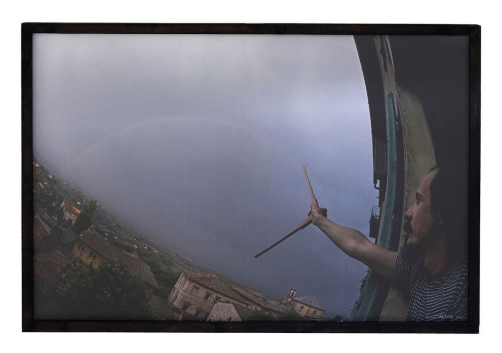 Luca Maria Patella, Madmountain, (con il compasso traccio in cielo un arcobaleno), 1976, autofoto, stampa lambda a colori da diacolor montata su forex © Luca Maria Patella, courtesy Fondazione Morra, Napoli