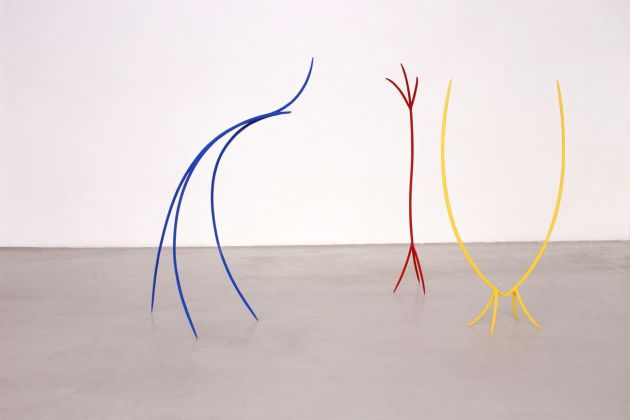 Luca Petti, Symbiotic relationship, metallo floccato con polvere di tessuto colorato. Installation view at Villa Contemporanea, Monza 2021