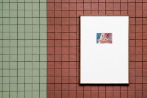 A Milano Luigi Ghirri a Casa Mutina. Gli scatti del grande fotografo dialogano con la ceramica