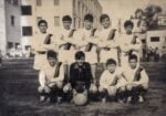 Massimo Troisi, in piedi a sinistra, con la sua squadra di calcio. Archivio famiglia Troisi