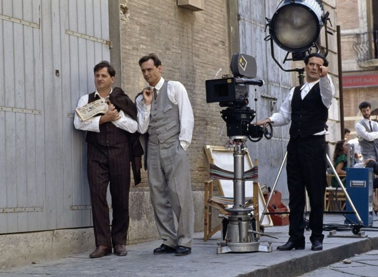 Massimo Troisi sul set de Le vie del Signore sono finite (1987) di Massimo Troisi. Archivio Appetito