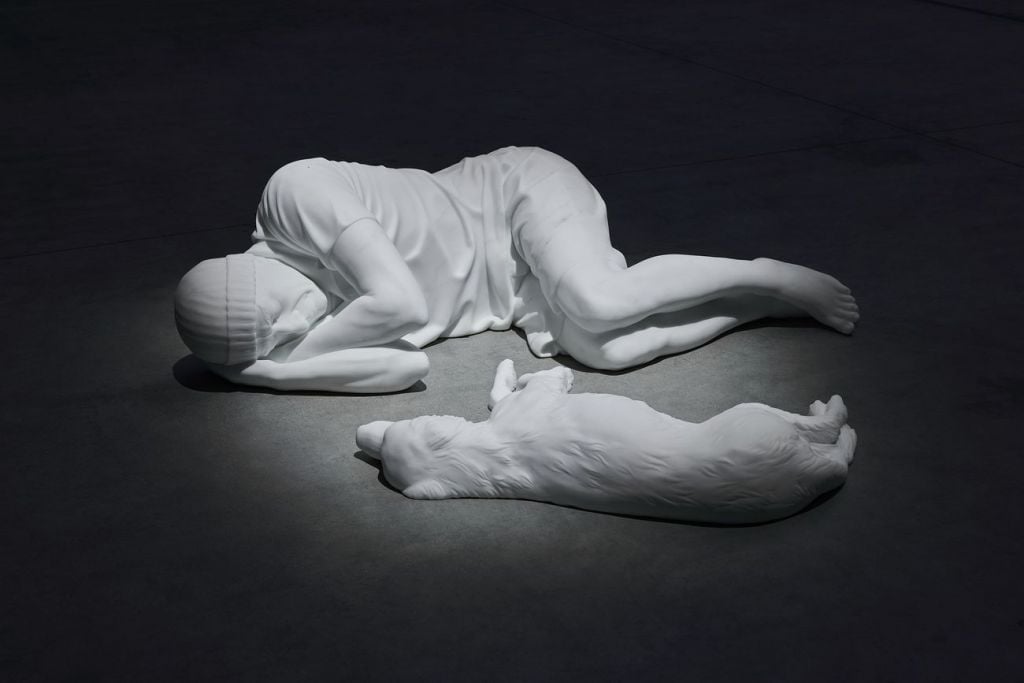 Respiro, fantasmi, cecità. Maurizio Cattelan in mostra a Milano