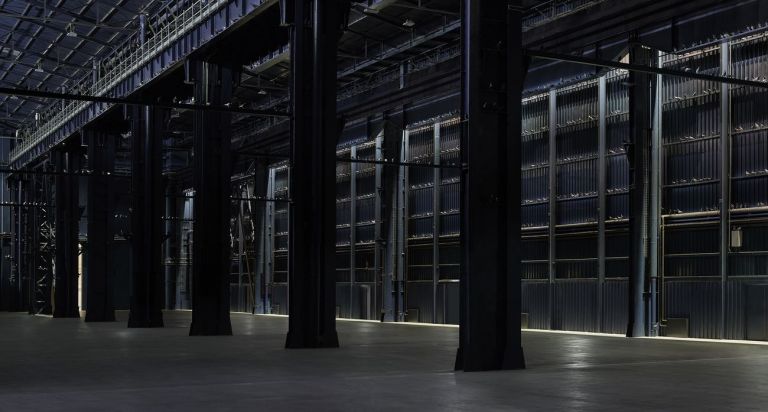 Maurizio Cattelan, Ghosts, 2021, piccioni in tassidermia. Installation view at Pirelli HangarBicocca, Milano 2021. Courtesy l'artista & Pirelli HangarBicocca, Milano. Photo Agostino Osio