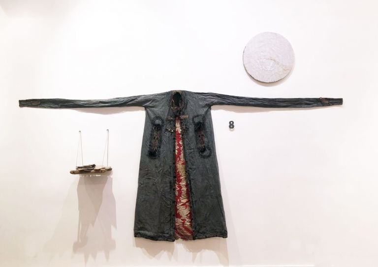 Maurizio Pellegrin, The Turkish Cloth, 2019, cera, oggetti, tessuto antico. Courtesy l’artista & Galleria Michela Rizzo