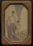 Moira Ricci, Da buio a buio (gemellino): Giannino con il padre, data incerta, cornice originale, foto proveniente dall'archivio del signor Quinto Perugini, 2015. Courtesy: l'artista e galleria LaVeronica.