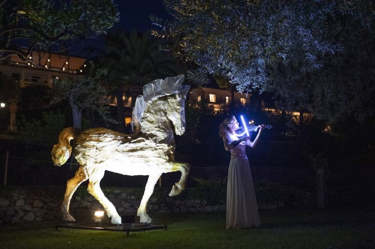 Mostra Giardini di Luce all'Hotel Timeo Davide dell'Osso e la violinista rock