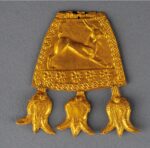 Museo Archeologico di Santa Scolastica, Bari. Pendaglio in oro con leprotto in corsa, probabile importazione greco orientale (VI a.C.)