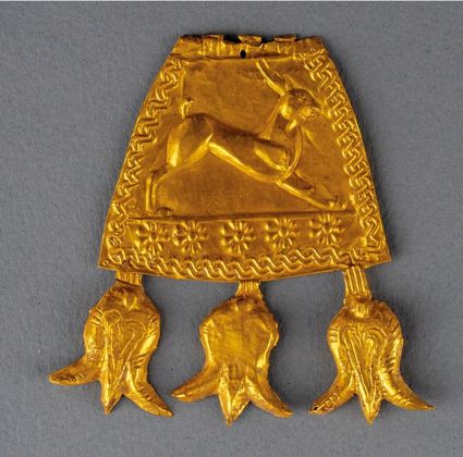 Museo Archeologico di Santa Scolastica, Bari. Pendaglio in oro con leprotto in corsa, probabile importazione greco orientale (VI a.C.)