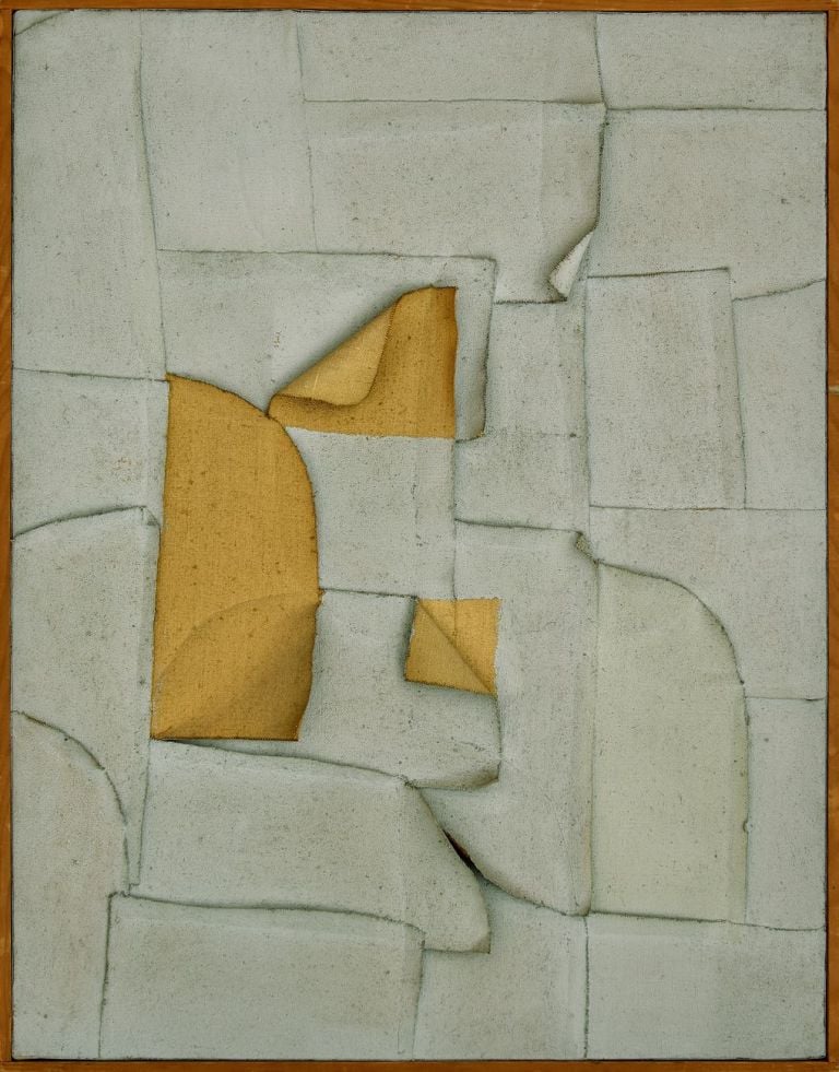 Nuvolo, Senza Titolo [Cucito a macchina], 1960, pezze di canapa cucite e dipinte, 90 x 70 cm, Collezione privata. Photo Paolo Ascani. Courtesy Associazione Archivio Nuvolo