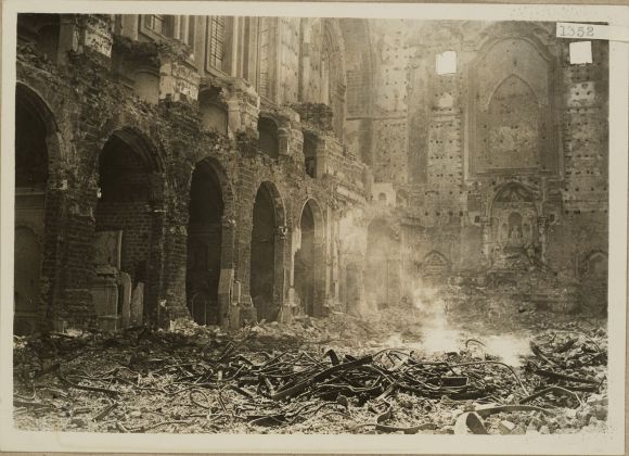 Napoli, 1943. Basilica di Santa Chiara, navata centrale © presso Istituto Centrale per il Catalogo e la Documentazione ICCD