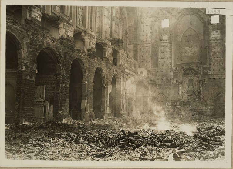 Napoli, 1943. Basilica di Santa Chiara, navata centrale © presso Istituto Centrale per il Catalogo e la Documentazione ICCD