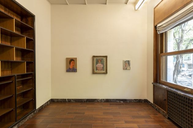 Portraiture One Century Apart. Exhibition view at Massimo De Carlo, Milano 2021. Da sx a dx, Claire Tabouret, Raffaele De Grada, Joanna Woś