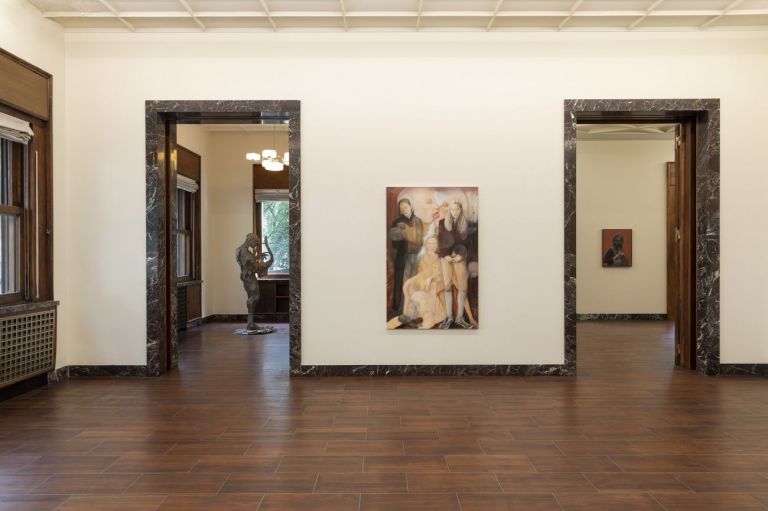 Portraiture One Century Apart. Exhibition view at Massimo De Carlo, Milano 2021. In primo piano, Joanna Woś