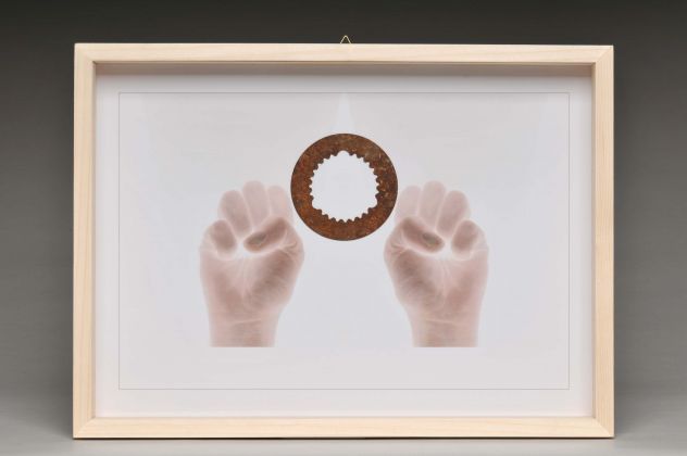 Roberto Rossini, Enigmi #4, cassetta in legno, stampa digitale, oggetti vari, 2009