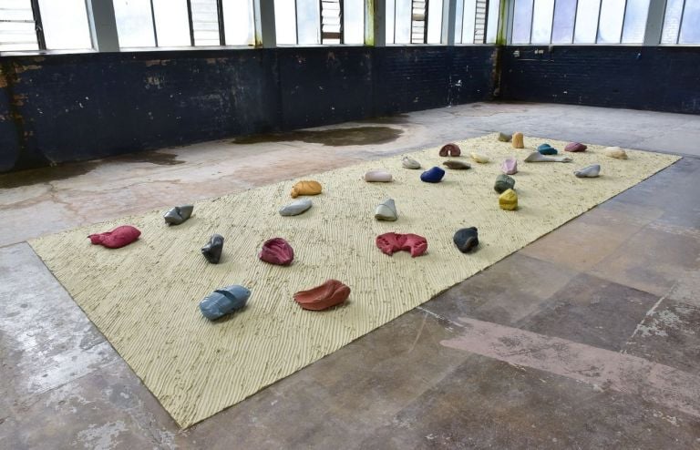 Sam Bakewell. Reader. Installation view at the British Ceramic Biennial, 2017. Courtesy l'artista & Corvi Mora, Londra