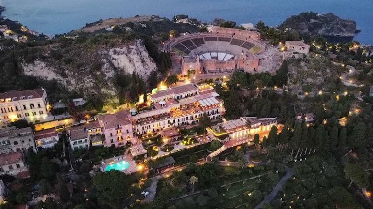 Taormina L'hotel Timeo dall'alto e il Teatro Greco Romano