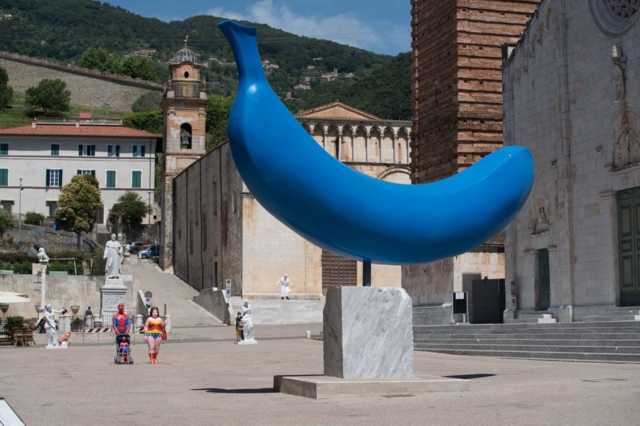 La banana blu nella piazza di Pietrasanta. Arte pubblica o ennesima occasione sprecata?