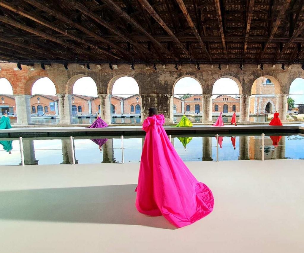 Sfilate contemporanee: l’alta moda di Valentino alle Gaggiandre di Venezia assieme agli artisti