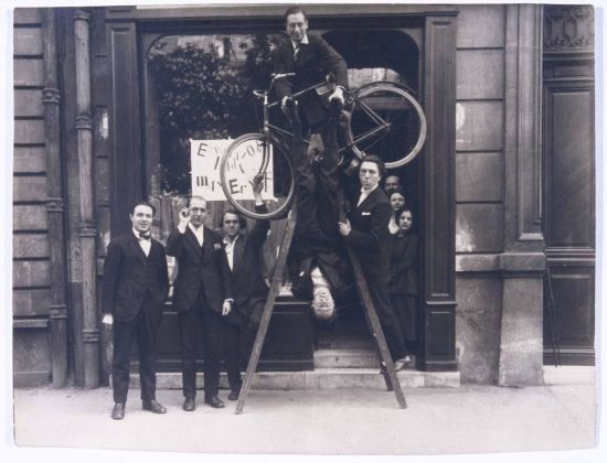 Vernissage della mostra Dada Max Ernst alla libreria Au Sans Pareil, Parigi, 2 maggio 1921. Parigi, Bibliothèque littéraire Jacques Doucet