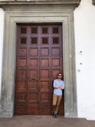 Vito Cortese davanti alla porta d'ingresso della nuova caffetteria del Museo Novecento di Firenze, fonte Facebook