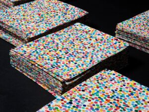 Damien Hirst torna all’attacco con i pois. 10mila opere uniche fisiche e digitali